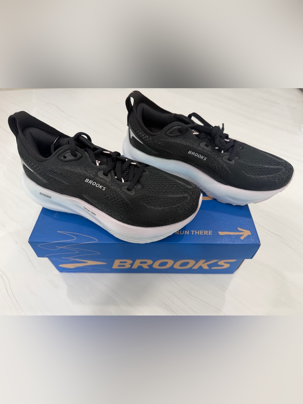 Brooks Black Running Sneakers with White Midsole Glycerin